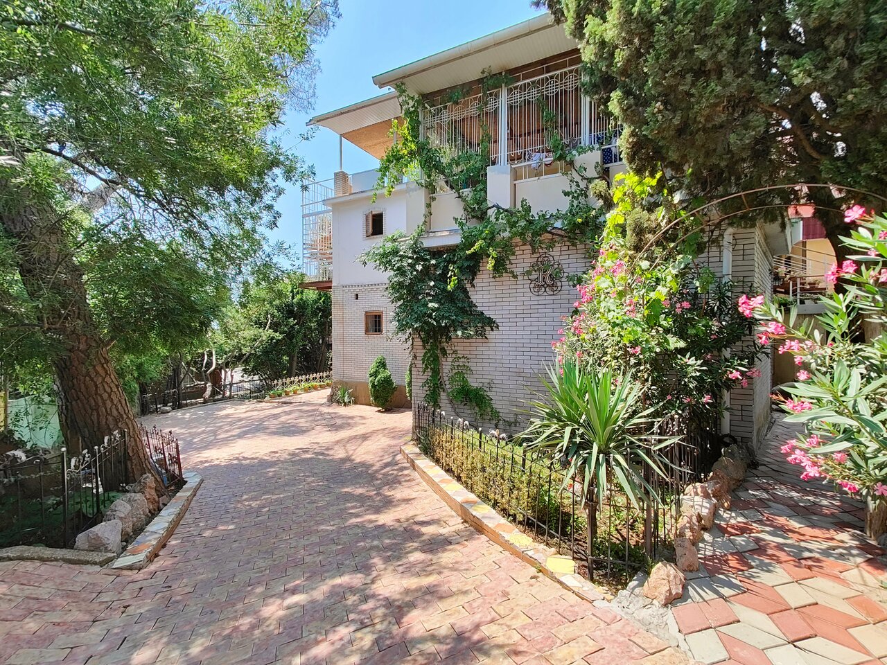 Гостевой дом Радмир Алупка-184