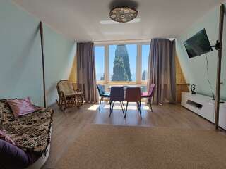 Гостевой дом Радмир Алупка 2-комнатное шале премиум (мансарда)-1