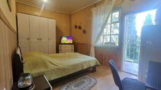 Гостевой дом Радмир Алупка 3-местный 2-комнатный номер стандарт семейный-1