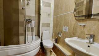 Гостевой дом Радмир Алупка 2-местный 1-комнатный номер стандарт с 1 двуспальной кроватью-4