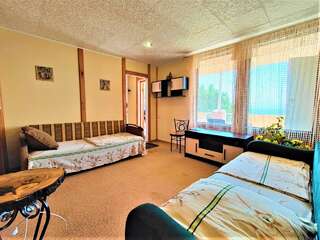 Гостевой дом Радмир Алупка 2-комнатный номер комфорт семейный (мансарда)-2