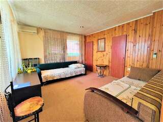 Гостевой дом Радмир Алупка 2-комнатный номер комфорт семейный (мансарда)-3