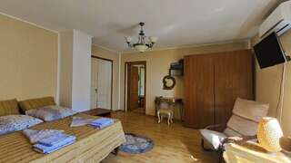 Гостевой дом Радмир Алупка 4-местный 2-комнатный номер комфорт семейный-2