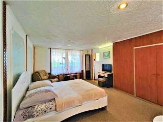 Гостевой дом Радмир Алупка 2-комнатный номер комфорт семейный (мансарда)-1