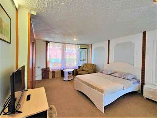 Гостевой дом Радмир Алупка 2-комнатный номер комфорт семейный (мансарда)-4