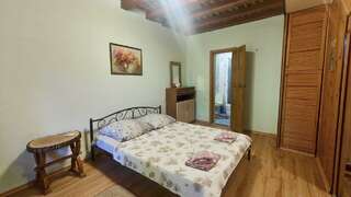 Гостевой дом Радмир Алупка 3-местный 2-комнатный номер комфорт улучшенный-4