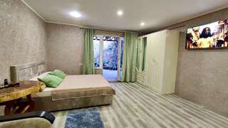 Гостевой дом Радмир Алупка 3-местные 1-комнатные апартаменты улучшенные г. Алупка, ул. Амет-хана Султана, д.9-2