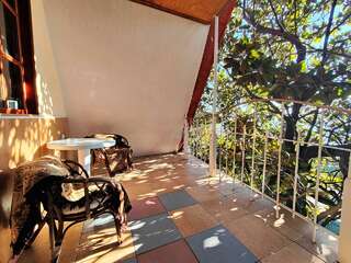 Гостевой дом Радмир Алупка 2-комнатный номер комфорт улучшенный (мансарда)-10