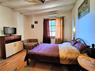 Гостевой дом Радмир Алупка 2-местный 1-комнатный номер стандарт с 1 двуспальной кроватью-7