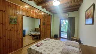 Гостевой дом Радмир Алупка 3-местный 2-комнатный номер комфорт улучшенный-1