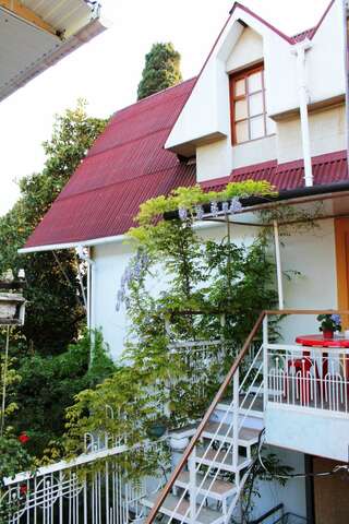 Гостевой дом Радмир Алупка 2-местный 1-комнатный номер стандарт с 1 двуспальной кроватью-11