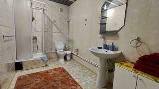 Гостевой дом Радмир Алупка 4-местный 2-комнатный номер комфорт семейный-12