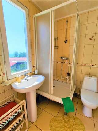 Гостевой дом Радмир Алупка 2-комнатный номер комфорт семейный (мансарда)-5