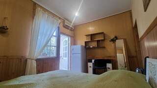 Гостевой дом Радмир Алупка 3-местный 2-комнатный номер стандарт семейный-2