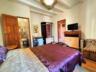 Гостевой дом Радмир Алупка 2-местный 1-комнатный номер стандарт с 1 двуспальной кроватью-8