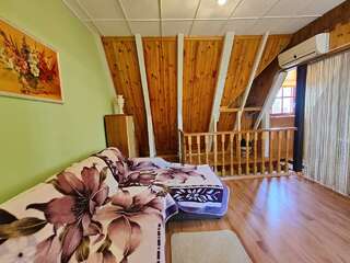 Гостевой дом Радмир Алупка 2-комнатный номер комфорт улучшенный (мансарда)-5