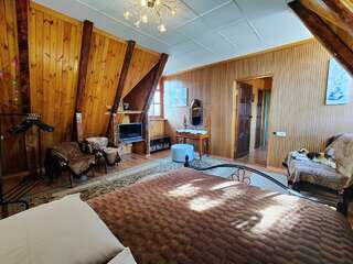 Гостевой дом Радмир Алупка 2-комнатный номер комфорт улучшенный (мансарда)-4