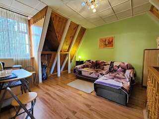 Гостевой дом Радмир Алупка 2-комнатный номер комфорт улучшенный (мансарда)-7