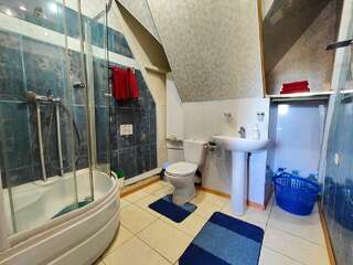 Гостевой дом Радмир Алупка 2-комнатный номер комфорт улучшенный (мансарда)-9