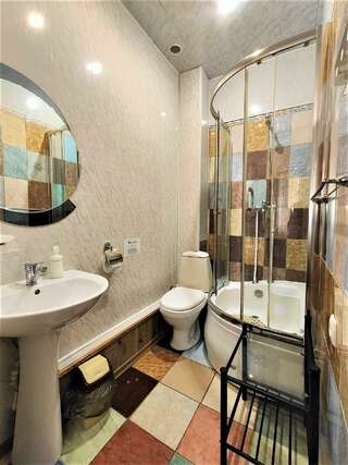 Гостевой дом Радмир Алупка 2-местный 1-комнатный номер стандарт с 1 двуспальной кроватью-9