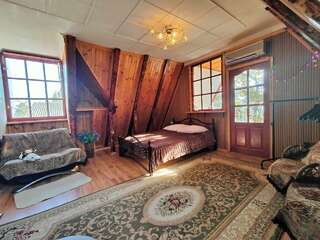 Гостевой дом Радмир Алупка 2-комнатный номер комфорт улучшенный (мансарда)-1