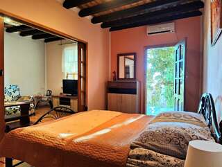 Гостевой дом Радмир Алупка 3-местный 2-комнатный номер комфорт улучшенный-10